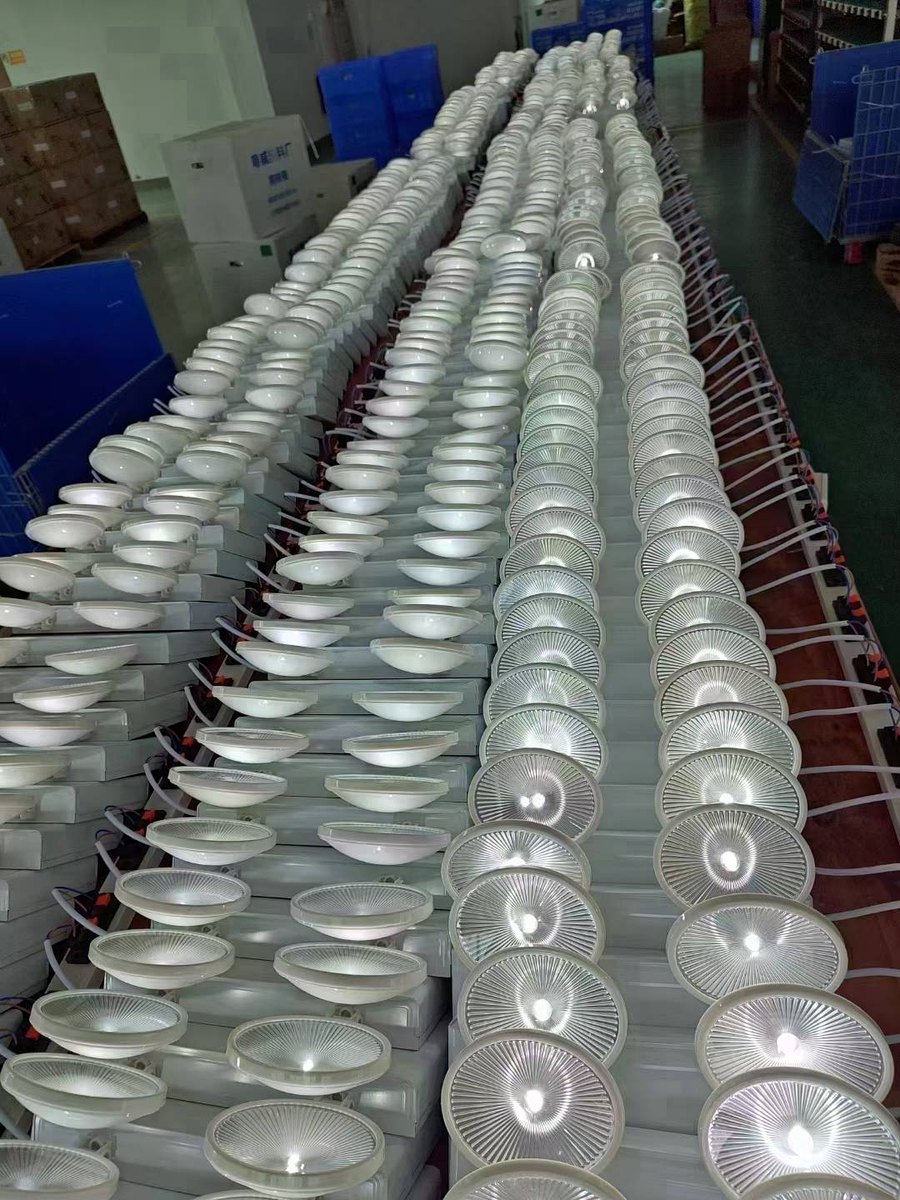 Emergency luminaires arranged for functional testing